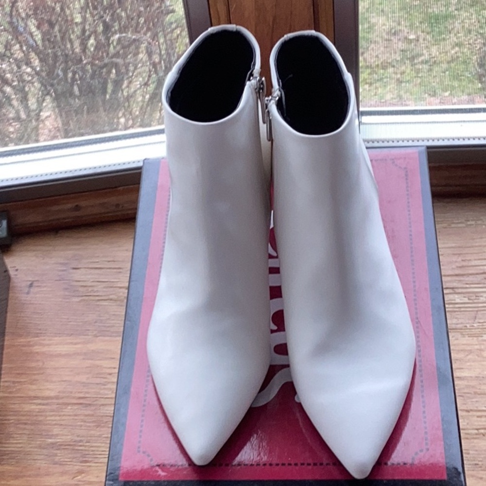 Circus Sam Edelman , 7.5, Elegant White Ankle Boots